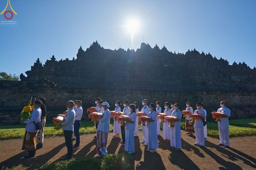 ภาพ No.68176:พิธีเวียนประทักษิณ และวันทาพระมหาเจดีย์บรมพุทโธ ของนาคธรรมทายาท ประเทศอินโดนีเซีย วันที่ 17 ธันวาคม พ.ศ. 2565