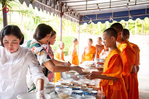 ภาพ No.321772:วันที่ 12 เมษายน พ.ศ.2569 ตักบาตรสงกรานต์ฉลองสามเณรใหม่  ณ ศูนย์ปฏิบัติธรรมระยอง(บ้านช่องลม)