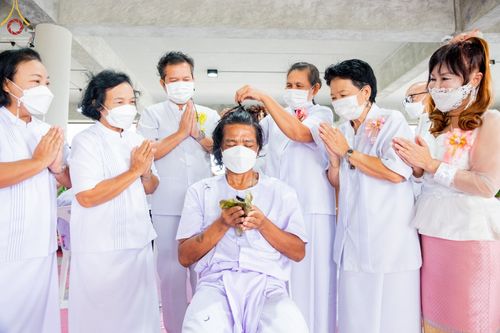 ภาพ No.65654:พิธีปลงผมและพิธีขอขมา มอบบาตรกับผ้าไตร ในโครงการอุปสมบทบูชาธรรม มหาปูชนียาจารย์ประจำปี 2565 ณ ศูนย์ปฎิบัติธรรมสมุทรปราการ(บางบ่อ)  วันอาทิตย์ที่ 20 พฤศจิกายน พ.ศ. 2565