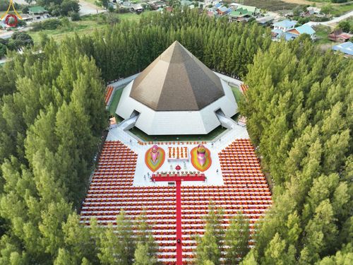 ภาพ No.69306:พิธีจุดประทีปถวายเป็นพุทธบูชา และบูชาธรรมมหาปูชนียาจารย์ ในโครงการธรรมยาตรากตัญญูบูชา มหาปูชนียาจารย์ พระมงคลเทพมุนี(สด จนฺทสโร) พระผู้ปราบมาร ปีที่ 11 ณ อนุสรณ์สถานมหาวิหารพระมงคลเทพมุนี อ.สองพี่น้อง จ.สุพรรณบุรี