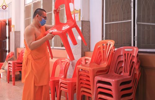 ภาพ No.65934:เจ้าหน้าที่สำนักศรัทธาภิบาล เตรียมงานอุปสมบท ที่วัดป่าโมกวรวิหาร จ.อ่างทอง วันที่ 6 ธันวาคม พ.ศ.2565