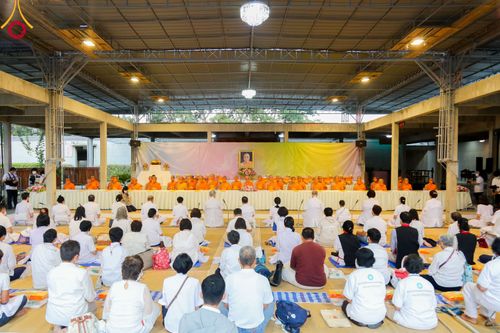 ภาพ No.106006:พิธีถวายภัตตาหารเป็นสังฆทาน แด่คณะพระธรรมยาตราฯ ในโครงการธรรมยาตรากตัญญูบูชา มหาปูชนียาจารย์ พระมงคลเทพมุนี(สด จนฺทสโร) พระผู้ปราบมาร อนุสรณ์สถาน 7 แห่ง ปีที่ 12 วันที่ 3 มกราคม พ.ศ. 2567 ณ อนุสรณ์สถานโลตัสแลนด์ จ.สุพรรณบุรี