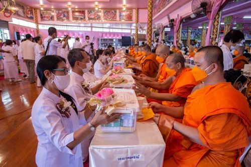 ภาพ No.73691:พิธีเจริญพระพุทธมนต์ ปฏิบัติธรรม มอบทุนการศึกษา ถวายสังฆทาน 106 วัด เพื่อถวายเป็นพุทธบูชา และขับเคลื่อนโครงการหมู่บ้านรักษาศีล 5  โดยคณะสงฆ์จังหวัดนนทบุรี คณะศิษยานุศิษย์วัดพระธรรมกาย โครงการธรรมยาตราฯ ปีที่ 11 ณ วัดตะเคียน อ.บางกรวย จ.นนทบุรี วันที่ 21 