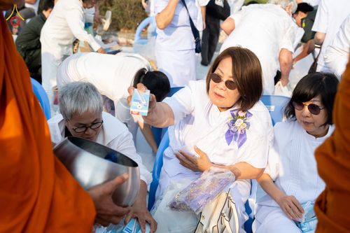 ภาพ No.318091:วันเสาร์ที่ 4 เมษายน พ.ศ. 2569 งานทำบุญเมืองใจกลางอยุธยา  ตักบาตรพระ 1,109 รูป ณ ถนนชีกุน หน้าวัดมหาธาตุ และวัดราชบูรณะ