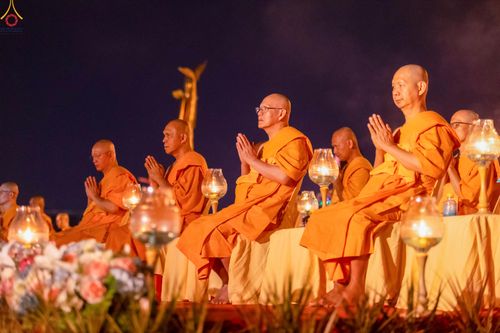 ภาพ No.308146:วันที่ 31 มกราคม พ.ศ. 2569 พิธีจุดประทีปธรรมถวายเป็นพุทธบูชา  และบูชาธรรมมหาปูชนียาจารย์ (ภาพชุดที่ 3) ณ วัดพระธรรมกาย ปทุมธานี ในโครงการธรรมยาตรา กตัญญูบูชา มหาปูชนียาจารย์ พระมงคลเทพมุนี(สด จนฺทสโร) พระผู้ปราบมาร อนุสรณ์สถาน 7 แห่ง ปีที่ 14