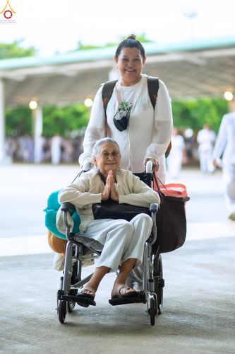 ภาพ No.337568:วันอาทิตย์ต้นเดือน 5 กรกฎาคม พ.ศ.2569 พิธีตักบาตรข้าวสารอาหารแห้ง  ณ บ้านแก้วเรือนทองคุณยายฯ วัดพระธรรมกาย