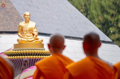 ภาพ No.69654:พิธีตักบาตรพระธรรมยาตราฯ ในโครงการธรรมยาตรากตัญญูบูชา มหาปูชนียาจารย์ พระมงคลเทพมุนี(สด จนฺทสโร) พระผู้ปราบมาร ปีที่ 11 ณ อนุสรณ์สถานลำดับที่ 1 สถานที่เกิดด้วยรูปกายเนื้อ อนุสรณ์สถานมหาวิหารพระมงคลเทพมุนี อ.สองพี่น้อง จ.สุพรรณบุรี