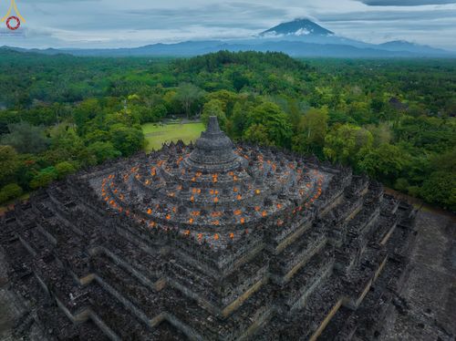 ภาพ No.68583:พระภิกษุสามเณรธรรมทายาท ปฎิบัติธรรม ณ มหาเจดีย์บรมพุทโธ ประเทศอินโดนีเซีย วันที่ 26 ธันวาคม พ.ศ. 2565