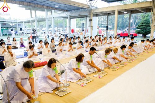 ภาพ No.106289:พิธีถวายภัตตาหารเป็นสังฆทาน แด่คณะพระธรรมยาตราฯ ในโครงการธรรมยาตรากตัญญูบูชา มหาปูชนียาจารย์ พระมงคลเทพมุนี(สด จนฺทสโร) พระผู้ปราบมาร อนุสรณ์สถาน 7 แห่ง ปีที่ 12 วันที่ 5 มกราคม พ.ศ. 2567 ณ อนุสรณ์สถานโลตัสแลนด์ จ.สุพรรณบุรี