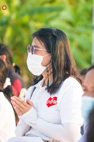 ภาพ No.71847:พิธีจุดประทีปถวายเป็นพุทธบูชา และบูชาธรรมมหาปูชนียาจารย์ ในโครงการธรรมยาตรากตัญญูบูชา มหาปูชนียาจารย์ พระมงคลเทพมุนี(สด จนฺทสโร) พระผู้ปราบมาร ปีที่ 11 ณ อนุสรณ์สถานลำดับที่ 3 สถานที่เกิดใหม่ในเพศสมณะ วัดสองพี่น้อง อ.สองพี่น้อง จ.สุพรรณบุรี วันที่ 17 มกร