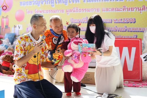 ภาพ No.71229:วัดพระธรรมกาย มูลนิธิธรรมกาย และคณะศิษยานุศิษย์ฯ ร่วมกับ อบต.คลองสาม และภาคีเครือข่ายฯ เปิดตัวสื่อนวัตกรรมพุทธประวัติผ่านแว่น VR สู่โลกเสมือนจริง - จัดแสดงนิทรรศการพลังความดี UG5 POWER เนื่องในงานวันเด็กแห่งชาติ ประจำปี พ.ศ.2566