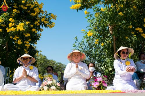 ภาพ No.106115:พิธีต้อนรับพระธรรมยาตรา ชุด 2 ในโครงการธรรมยาตรากตัญญูบูชา มหาปูชนียาจารย์  พระมงคลเทพมุนี(สด จนฺทสโร) พระผู้ปราบมาร  อนุสรณ์สถาน 7 แห่ง ปีที่ 12  วันที่ 3 มกราคม พ.ศ. 2567  ณ อนุสรณ์สถานโลตัสแลนด์ จ.สุพรรณบุรี