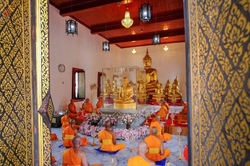 ภาพ No.73219:พิธีจุดประทีปถวายเป็นพุทธบูชา และบูชาธรรมมหาปูชนียาจารย์ ในโครงการธรรมยาตรากตัญญูบูชา มหาปูชนียาจารย์ พระมงคลเทพมุนี(สด จนฺทสโร) พระผู้ปราบมาร ปีที่ 11 ณ อนุสรณ์สถานลำดับที่ 4 สถานที่เกิดด้วยกายธรรม วัดโบสถ์ (บน) บางคูเวียง อ.บางกรวย จ.นนทบุรี วันที่ 21 