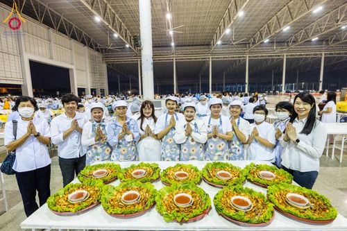 ภาพ No.121155:พิธีถวายภัตตาหารเป็นสังฆทาน แด่คณะพระธรรมยาตราฯ ในโครงการธรรมยาตรากตัญญูบูชา มหาปูชนียาจารย์ พระมงคลเทพมุนี(สด จนฺทสโร) พระผู้ปราบมาร อนุสรณ์สถาน 7 แห่ง ปีที่ 12 วันที่ 30 มกราคม พ.ศ. 2567 ณ สภาธรรมกายสากล วัดพระธรรมกาย