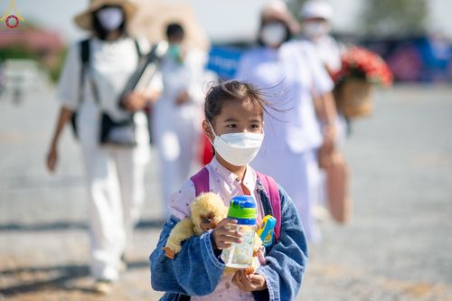 ภาพ No.69422:พิธีจุดประทีปถวายเป็นพุทธบูชา และบูชาธรรมมหาปูชนียาจารย์ ในโครงการธรรมยาตรากตัญญูบูชา มหาปูชนียาจารย์ พระมงคลเทพมุนี(สด จนฺทสโร) พระผู้ปราบมาร ปีที่ 11 ณ อนุสรณ์สถานมหาวิหารพระมงคลเทพมุนี อ.สองพี่น้อง จ.สุพรรณบุรี
