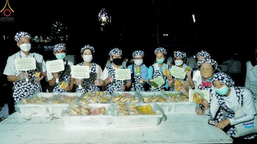 ภาพ No.72123:พิธีถวายภัตตาหารเป็นสังฆทาน แด่คณะพระธรรมยาตราฯ ในโครงการธรรมยาตรากตัญญูบูชา มหาปูชนียาจารย์ พระมงคลเทพมุนี(สด จนฺทสโร) พระผู้ปราบมาร อนุสรณ์สถาน 7 แห่ง ปีที่ 11 วันที่ 18 มกราคม พ.ศ. 2566