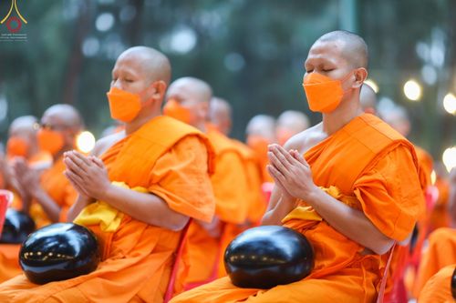 ภาพ No.69563:พิธีตักบาตรพระธรรมยาตราฯ ในโครงการธรรมยาตรากตัญญูบูชา มหาปูชนียาจารย์ พระมงคลเทพมุนี(สด จนฺทสโร) พระผู้ปราบมาร ปีที่ 11 ณ อนุสรณ์สถานลำดับที่ 1 สถานที่เกิดด้วยรูปกายเนื้อ อนุสรณ์สถานมหาวิหารพระมงคลเทพมุนี อ.สองพี่น้อง จ.สุพรรณบุรี