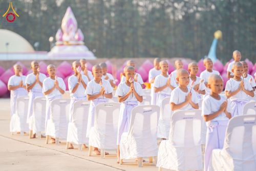 ภาพ No.318646:วันที่ 29 มีนาคม พ.ศ. 2569 พิธีเวียนประทักษิณ มอบผ้าไตร บรรพชาสามเณร  ณ ศูนย์อบรมเยาวชนกาญบุรี