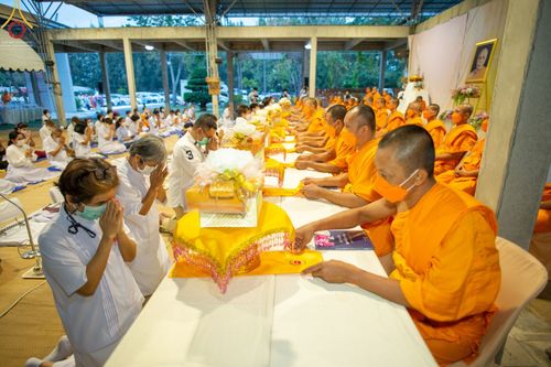 ภาพ No.69218:พิธีถวายภัตตาหารเป็นสังฆทาน แด่คณะพระธรรมยาตราฯ ในโครงการธรรมยาตราฯ ปีที่ 11 ณ อนุสรณ์สถานมหาวิหารพระมงคลเทพมุนี อ.สองพี่น้อง จ.สุพรรณบุรี วันที่ 4 และ 5 มกราคม พ.ศ. 2566