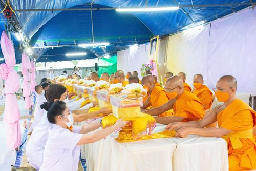 ภาพ No.74080:พิธีถวายภัตตาหารเป็นสังฆทาน แด่คณะพระธรรมยาตราฯ ในโครงการธรรมยาตรากตัญญูบูชา มหาปูชนียาจารย์ พระมงคลเทพมุนี(สด จนฺทสโร) พระผู้ปราบมาร อนุสรณ์สถาน 7 แห่ง ปีที่ 11 วันที่ 25 มกราคม พ.ศ. 2566