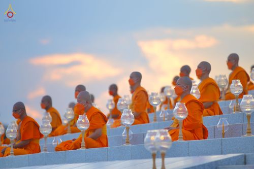 ภาพ No.81749:พิธีจุดวิสาขประทีปและเวียนประทักษิณ เนื่องในวันวิสาขบูชา วันเสาร์ที่ 3 มิถุนายน 2566 ณ ลานธรรมพระมหาธรรมกายเจดีย์ วัดพระธรรมกาย จ.ปทุมธานี