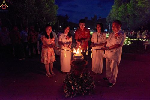 ภาพ No.68223:พิธีจุดประทีปถวายเป็นพุทธบูชา ณ พระมหาเจดีย์บรมพุทโธ ประเทศอินโดนีเซีย วันที่ 17 ธันวาคม พ.ศ. 2565