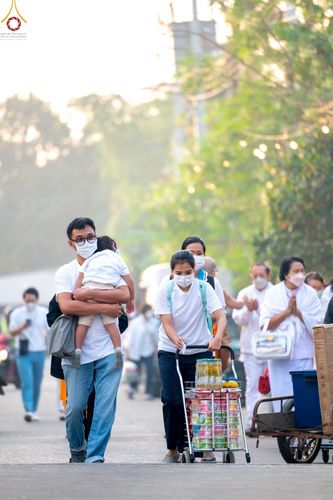 ภาพ No.73525:พิธีตักบาตรพระธรรมยาตราฯ ในโครงการธรรมยาตรากตัญญูบูชา มหาปูชนียาจารย์ พระมงคลเทพมุนี(สด จนฺทสโร) พระผู้ปราบมาร ปีที่ 11 ณ อนุสรณ์สถานลำดับที่ 4 สถานที่เกิดด้วยกายธรรม วัดโบสถ์ (บน) บางคูเวียง อ.บางกรวย จ.นนทบุรี วันที่ 22 มกราคม พ.ศ. 2566
