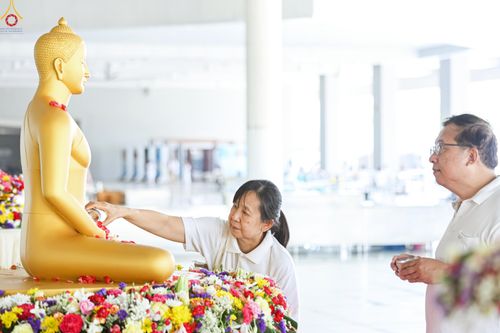 ภาพ No.322271:วันที่ 13 เมษายน พ.ศ.2569 สาธุชนสรงน้ำพระ เนื่องในวันสงกรานต์ ณ หอฉันคุณยายอาจารย์ วัดพระธรรมกาย