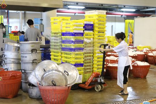 ภาพ No.326148:วันที่ 25 -27 เมษาบน พ.ศ.2569 การทำความสะอาดภาชนะ ที่ใช้ในงานถวายมหาสังฆทาน 40,000 กว่าวัดทั่วประเทศ ณ โรงครัว 71 ปีฯ วัดพระธรรมกาย
