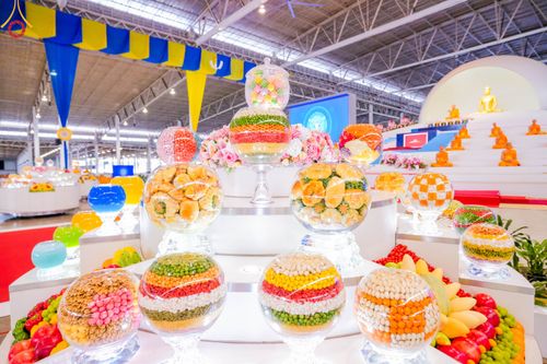 ภาพ No.105443:พิธีปฏิบัติธรรมและพิธีบูชาข้าวพระ ในวันจันทร์ที่ 1 มกราคม พ.ศ. 2567 ณ สภาธรรมกายสากล วัดพระธรรมกาย