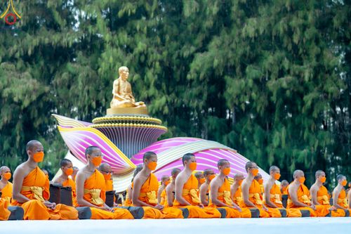 ภาพ No.106236:พระธรรมยาตราร่วมปฏิบัติธรรม และถ่ายภาพหมู่ประวัติศาสตร์ ในโครงการธรรมยาตรากตัญญูบูชา มหาปูชนียาจารย์ พระมงคลเทพมุนี(สด จนฺทสโร) พระผู้ปราบมาร  อนุสรณ์สถาน 7 แห่ง ปีที่ 12  วันที่ 4 มกราคม พ.ศ. 2567  ณ อนุสรณ์สถานมหาวิหารพระมงคลเทพมุนี จ.สุพรรณบุรี