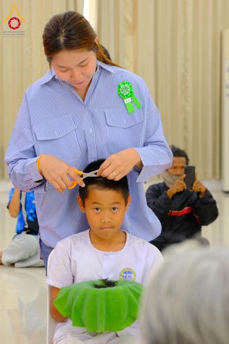 ภาพ No.319860:วันเสาร์ที่ 4 เมษายน พ.ศ.2569 พิธีตัดปอยผมและปลงผม พิธีขอขมาผู้ปกครองและมอบผ้าไตร พิธีบรรพชาและถวายบาตร ณ ศูนย์ปฏิบัติธรรมและศูนย์อบรมเยาวชนเพชรบุรี  ต.ท่าแลง อ.ท่ายาง จ.เพชรบุรี