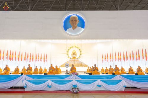 ภาพ No.76731:พิธีตักบาตรข้าวสารอาหารแห้ง  ณ บ้านแก้วเรือนทองคุณยายฯ สภาธรรมกายสากล  วัดพระธรรมกาย จ.ปทุมธานี  ในวันอาทิตย์ต้นเดือนที่ 6 มีนาคม พ.ศ. 2566