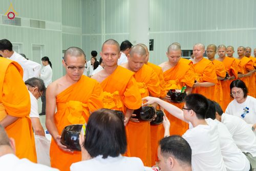 ภาพ No.322893:วันเสาร์ที่ 18 เมษายน พ.ศ. 2569 ตักบาตรฉลองพระใหม่ โครงการอุปสมบทหมู่ธรรมทายาท ระดับอุดมศึกษา รุ่นที่ 53 ภาคฤดูร้อน  ณ ฟ้องปฏิบัติธรรม ชั้นลอย 1/2 มหารัตนวิหารคด คอร์ 13 วัดพระธรรมกาย