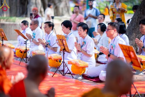 ภาพ No.314184:วันจันทร์ที่ 16 มีนาคม พ.ศ. 2569 พิธีถวายบาตรอัฐบริขาร และพิธีขอนิสัยแก่สามเณรธรรมทายาท 500 รูป ณ วิหารมายาเทวี ประเทศเนปาล