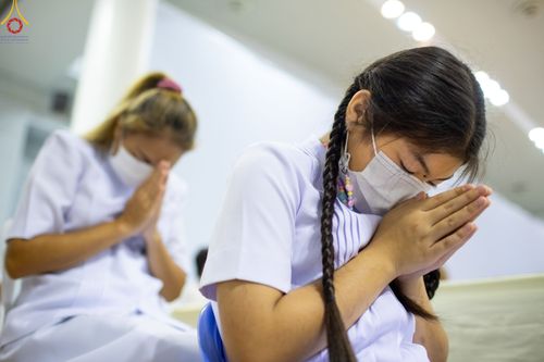 ภาพ No.84480:พิธีถวายผ้าอาบน้ำฝนและประทีปโคมไฟ ในวันอาสาฬหบูชา ณ ห้องแก้วสารพัดนึก 1 วัดพระธรรมกาย วันอังคารที่ 1 สิงหาคม พ.ศ. 2566