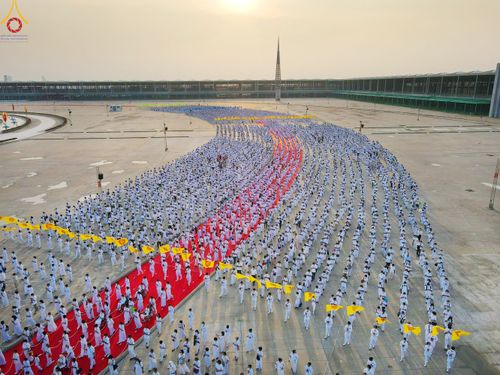 ภาพ No.79118:พิธีอัญเชิญองค์พระบรมพุทธเจ้า 24 องค์ เวียนประทักษิณรอบพระมหาธรรมกายเจดีย์ ณ วัดพระธรรมกาย  วันที่ 2 เมษายน พ.ศ. 2566