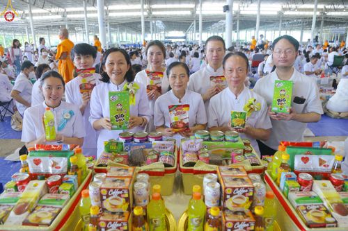 ภาพ No.82969:พิธีตักบาตร ณ บ้านแก้วเรือนทองคุณยายอาจารย์ฯ พิธีบูชาข้าวพระ ณ สภาธรรมกายสากล วัดพระธรรมกาย ในวันอาทิตย์ต้นเดือนที่ 2 ก.ค. พ.ศ.2566