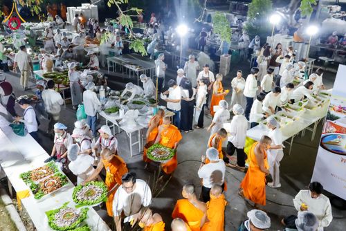 ภาพ No.288220:วันที่ 5 มกราคม พ.ศ. 2569 พิธีถวายภัตตาหารเป็นสังฆทาน แด่พระธรรมยาตรา ในโครงการธรรมยาตรา กตัญญูบูชา มหาปูชนียาจารย์ พระมงคลเทพมุนี(สด จนฺทสโร) พระผู้ปราบมาร อนุสรณ์สถาน 7 แห่ง ปีที่ 14 ณ อนุสรณ์สถานมหาวิหารพระมงคลเทพมุนี (โลตัสแลนด์) อ.สองพี่น้อง จ.สุพรร