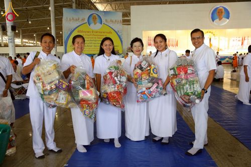 ภาพ No.215221:วันอาทิตย์ต้นเดือนที่ 6 เมษายน พ.ศ. 2568 พิธีตักบาตรข้าวสารอาหารแห้ง ณ บ้านแก้วเรือนทองคุณยาย สภาธรรมกายสากล วัดพระธรรมกาย