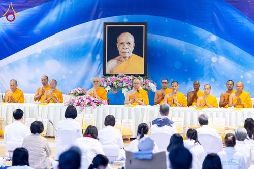 ภาพ No.292567:วันที่ 12 มกราคม พ.ศ. 2569 พิธีถวายภัตตาหารเป็นสังฆทาน แด่พระธรรมยาตรา ณ อนุสรณ์สถานมหาวิหารพระมงคลเทพมุนี (โลตัสแลนด์) อ.สองพี่น้อง จ.สุพรรณบุรี ในโครงการธรรมยาตรา กตัญญูบูชา มหาปูชนียาจารย์ พระมงคลเทพมุนี(สด จนฺทสโร) พระผู้ปราบมาร อนุสรณ์สถาน 7 แห่ง ปี