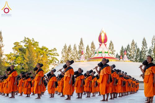 ภาพ No.290701:วันที่ 8 มกราคม พ.ศ. 2569 พระธรรมยาตราปฏิบัติธรรม และถ่ายภาพหมู่ประวัติศาสตร์ ในโครงการธรรมยาตรา กตัญญูบูชามหาปูชนียาจารย์ พระมงคลเทพมุนี(สด จนฺทสโร) พระผู้ปราบมาร อนุสรณ์สถาน 7 แห่ง ปีที่ 14 ณ อนุสรณ์สถานคลองบางนางแท่น อ.สามพราน จ.นครปฐม