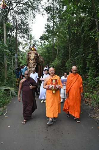 ภาพ No.278852:วันที่ 1 พฤศจิกายน  2568 กฐินสมทบวัดต่างประเทศ โดยคณะศิษยานุศิษย์ บูชาธรรม 81 ปี หลวงพ่อธัมมชโย กฐินช้างศรีลังกา  ณ วัดสุวรรณวิหาร เขตอาวิซาเวรี ประเทศศรีลังกา