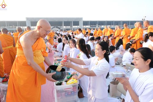 ภาพ No.279861:วันที่ 1 มกราคม พ.ศ.2569 พิธีตักบาตรในวันขึ้นปีใหม่ ณ ลานธรรม วัดพระธรรมกาย