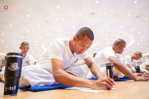 ภาพ No.341533:วันที่ 26 กรกฎาคม พ.ศ. 2569 โครงการพัฒนาคุณธรรม จริยธรรม สำหรับนักเรียนนายสิบตำรวจ (นสต.) รุ่นที่ 17 ศูนย์ฝึกอบรมตำรวจภูธรภาค 1 ได้จัดกิจกรรม  จุดเทียนรวมใจและปฏิบัติธรรมเจริญสมาธิภาวนา เพื่อน้อมอุทิศถวายเป็นพระราชกุศลฯ ณ ศูนย์ปฏิบัติธรรมเวิล์ดพีช วัลเล่