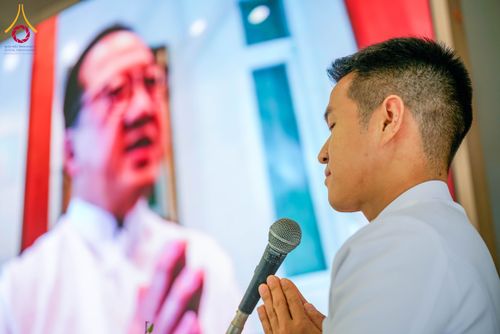 ภาพ No.313752:วันเสาร์ที่ 14 มีนาคม พ.ศ. 2569 พิธีตักบาตรแด่คณะสงฆ์ 323 วัด 4 จังหวัดชายแดนภาคใต้ พิธีถวายสังฆทานแด่คณะสงฆ์ 323 วัด ปีที่ 22 ครั้งที่ 183 พิธีมอบกองทุนหนุนแรงใจช่วยครูใต้ ปีที่ 19 ครั้งที่ 146 และพิธีทำบุญอุทิศส่วนกุศลให้ผู้วายชนม์ ณ ศูนย์ปฏิบัติธรรมภา