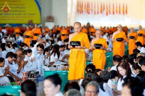 ภาพ No.215187:วันอาทิตย์ต้นเดือนที่ 6 เมษายน พ.ศ. 2568 พิธีตักบาตรข้าวสารอาหารแห้ง ณ บ้านแก้วเรือนทองคุณยาย สภาธรรมกายสากล วัดพระธรรมกาย