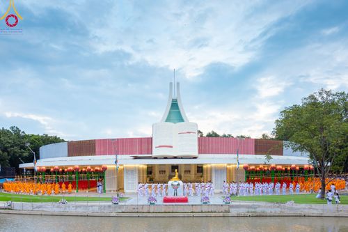 ภาพ No.89175:พิธีอัญเชิญรูปหล่อทองคำ  คุณยายอาจารย์มหารัตนอุบาสิกาจันทร์ ขนนกยูง เพื่อประดิษฐาน ณ มหาวิหารคุณยายอาจารย์ฯ เนื่องในวันครูผู้ค้นพบวิชชาธรรมกาย วันศุกร์ที่ 29 กันยายน พ.ศ. 2566