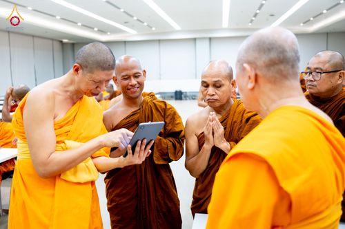 ภาพ No.323381:หลวงพ่อทัตตชีโว รองเจ้าอาวาสวัดพระธรรมกาย ถวายการต้อนรับปฏิสันถารคณะสงฆ์จากประเทศศรีลังกา