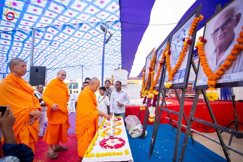 ภาพ No.283735:วันที่ 6-7 ธันวาคม พ.ศ. 2568  พิธีรับมอบหนังสือแสดงเจตจำนงถวายสิทธิครอบครองและใช้ประโยชน์วัดสันติวัน เมืองนาคปูร์  พิธีจุดโคมประทีปถวายเป็นพุทธบูชา และอุทิศบุญกุศลแด่ ดร.บี.อาร์. อัมเบดการ์  พิธีบูชาข้าวพระถ่ายทอดสดจากประเทศไทย